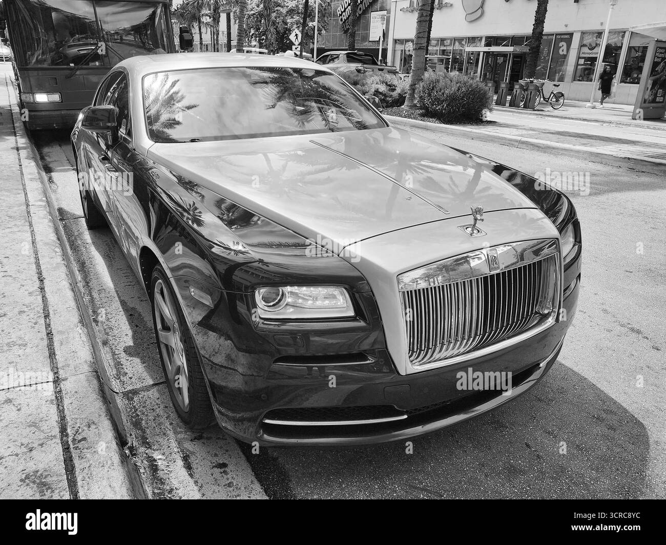 Miami Beach, Florida, USA - 8. Juni 2024: 2014 Rolls-Royce Wraith Luxusauto am Ocean Drive miami Beach. Rolls Royce ist eine britische Luxuswagenmarke Stockfoto