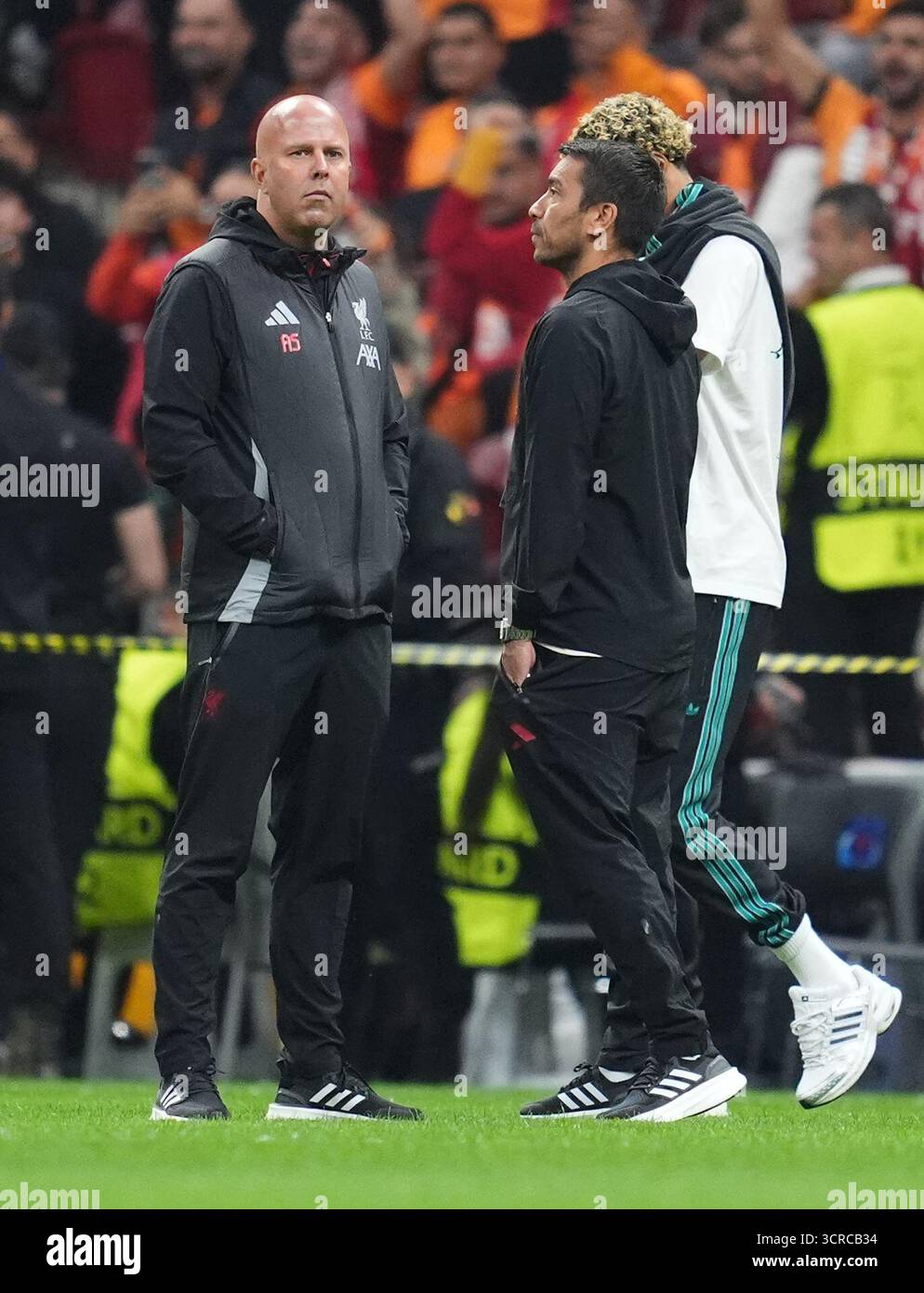 Liverpool-Manager Arne Slot (links) inspiziert das Feld vor dem Spiel der UEFA Champions League im RAMSPARK in Istanbul, Türkei. Bilddatum: Dienstag, 30. September 2025. Stockfoto