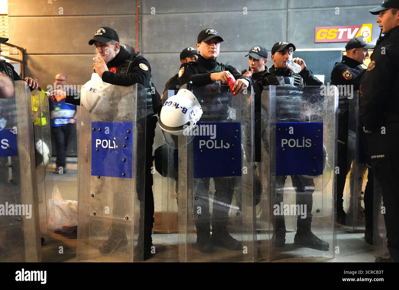 Eine allgemeine Sicht der Polizei vor der UEFA Champions League, Liga-Spiel im RAMSPARK in Istanbul, Türkei. Bilddatum: Dienstag, 30. September 2025. Stockfoto