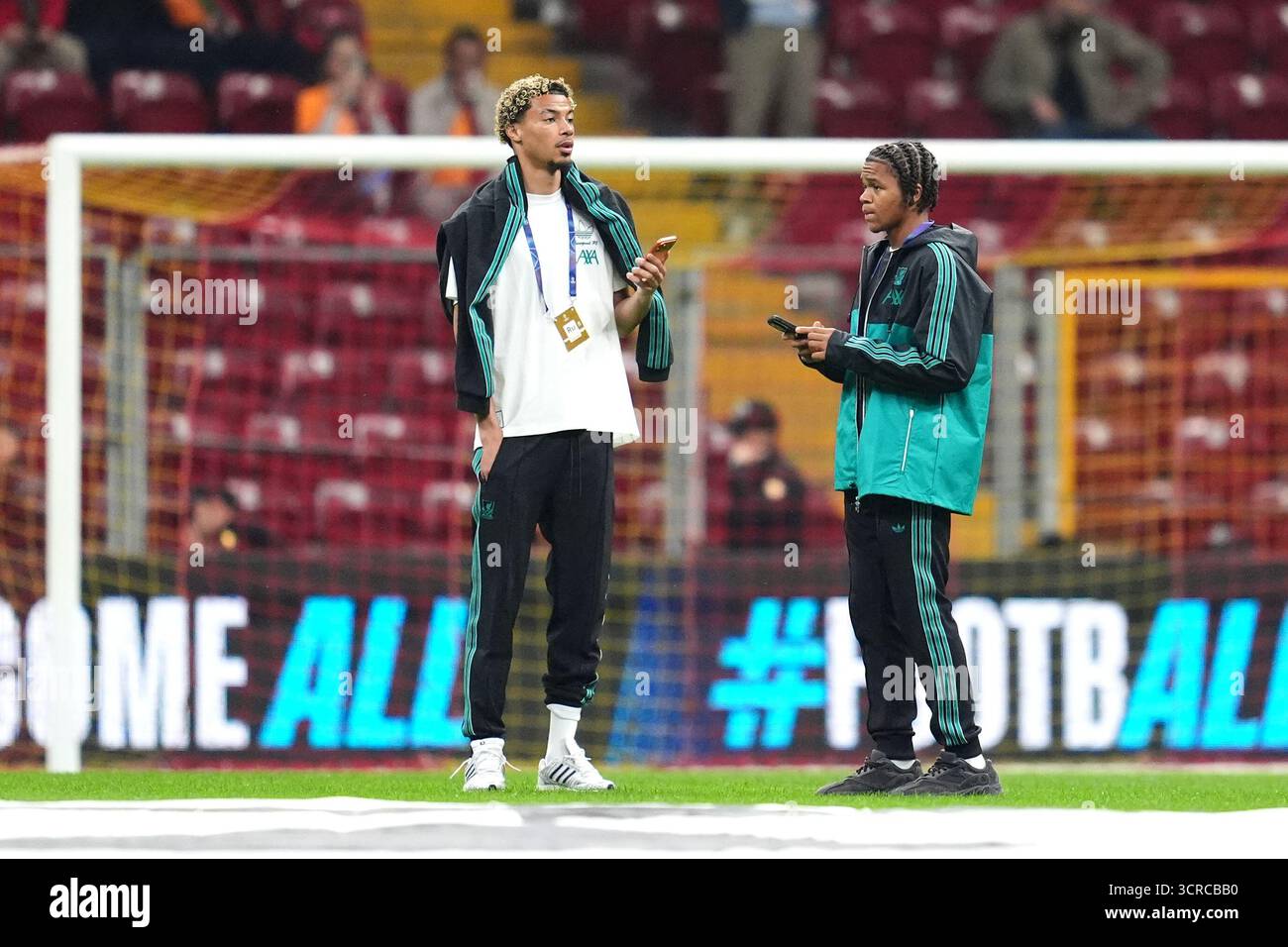 Liverpool Hugo Ekitike (links) und Teamkollege inspizieren das Feld vor dem Spiel der UEFA Champions League im RAMSPARK in Istanbul, Türkei. Bilddatum: Dienstag, 30. September 2025. Stockfoto