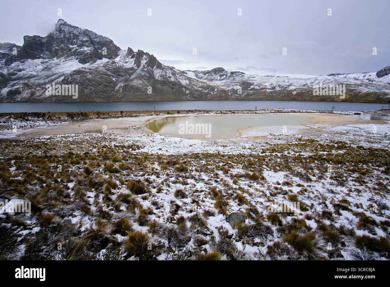 Wunderschöne Landschaft und See in Ticlio während der Schneesaison. Stockfoto