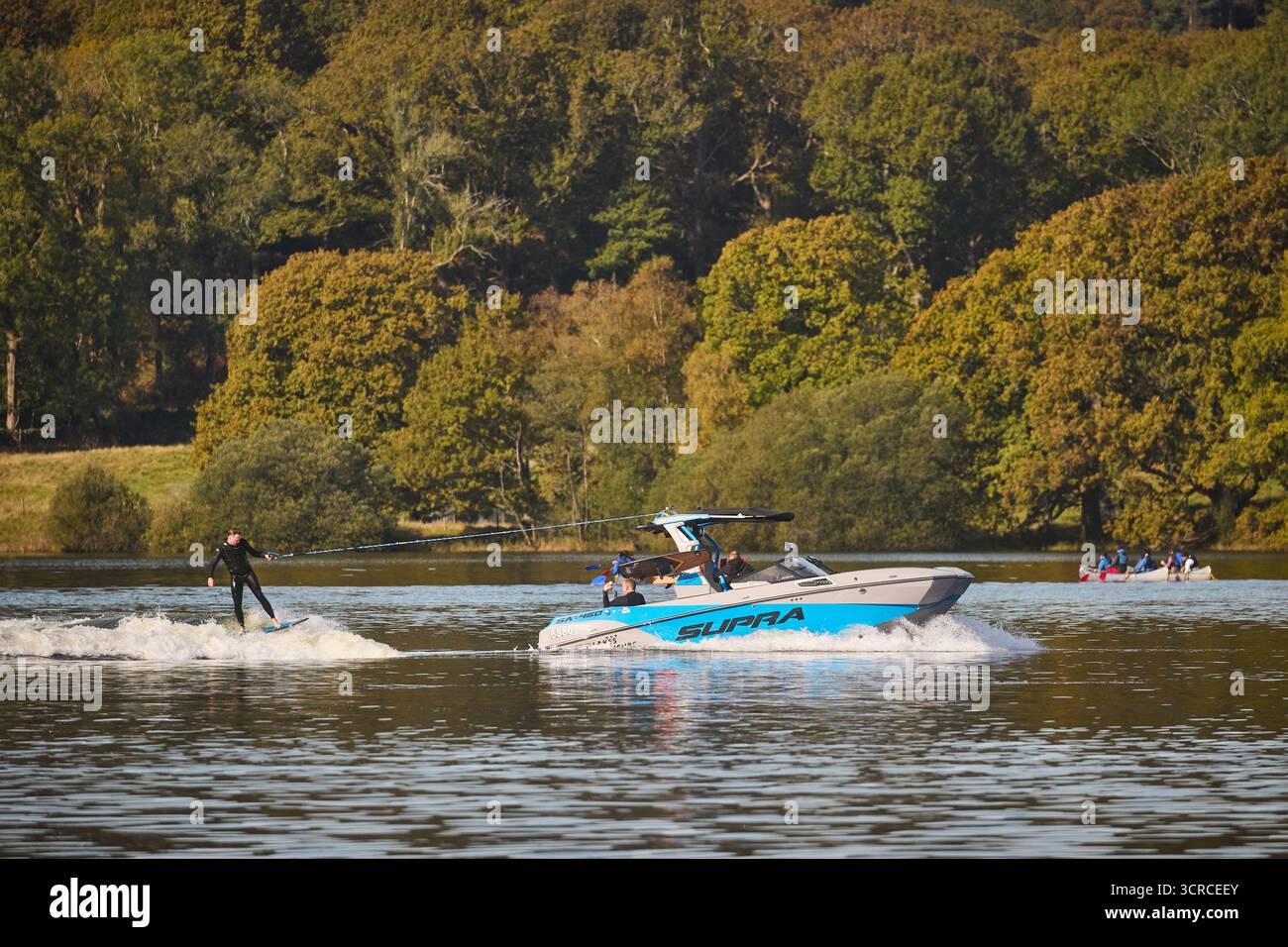 Wasserski auf dem Windermere Lake Stockfoto