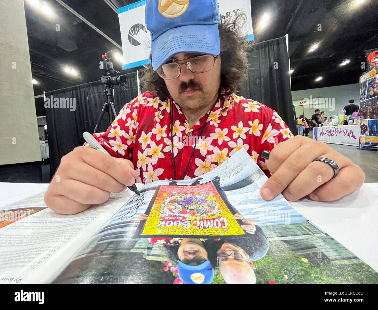 Shamim Dana, auch bekannt als „der Autograph King“, signiert sein Autogramm auf der Comic-Con in Los Angeles, Kalifornien. Stockfoto