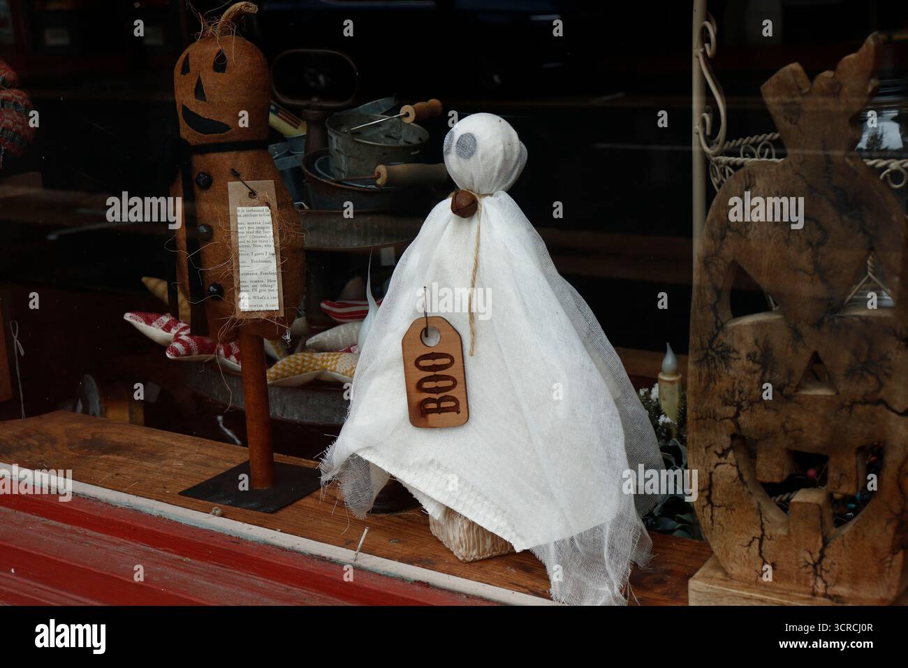 Handgemachter Halloween-Geist im Schaufenster Stockfoto