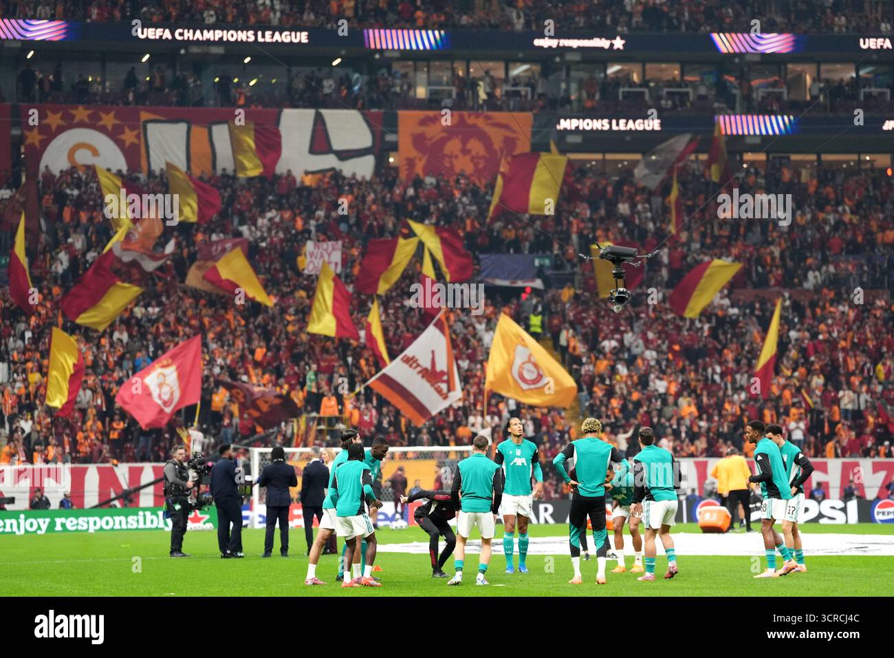 Eine allgemeine Ansicht der Galatasaray-Fans, wie sich die Liverpool-Spieler vor dem Spiel der UEFA Champions League im RAMSPARK in Istanbul, Türkei, aufwärmen. Bilddatum: Dienstag, 30. September 2025. Stockfoto