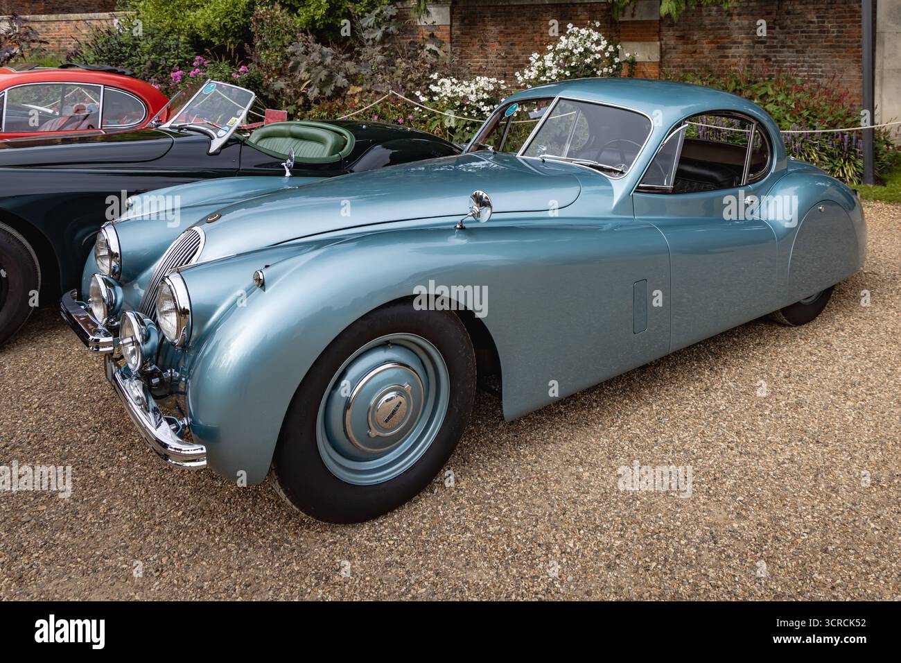 Ausstellung klassischer Jaguar XK-Fahrzeuge, Concours of Elegance 2025, Hampton Court Palace, London, Großbritannien Stockfoto