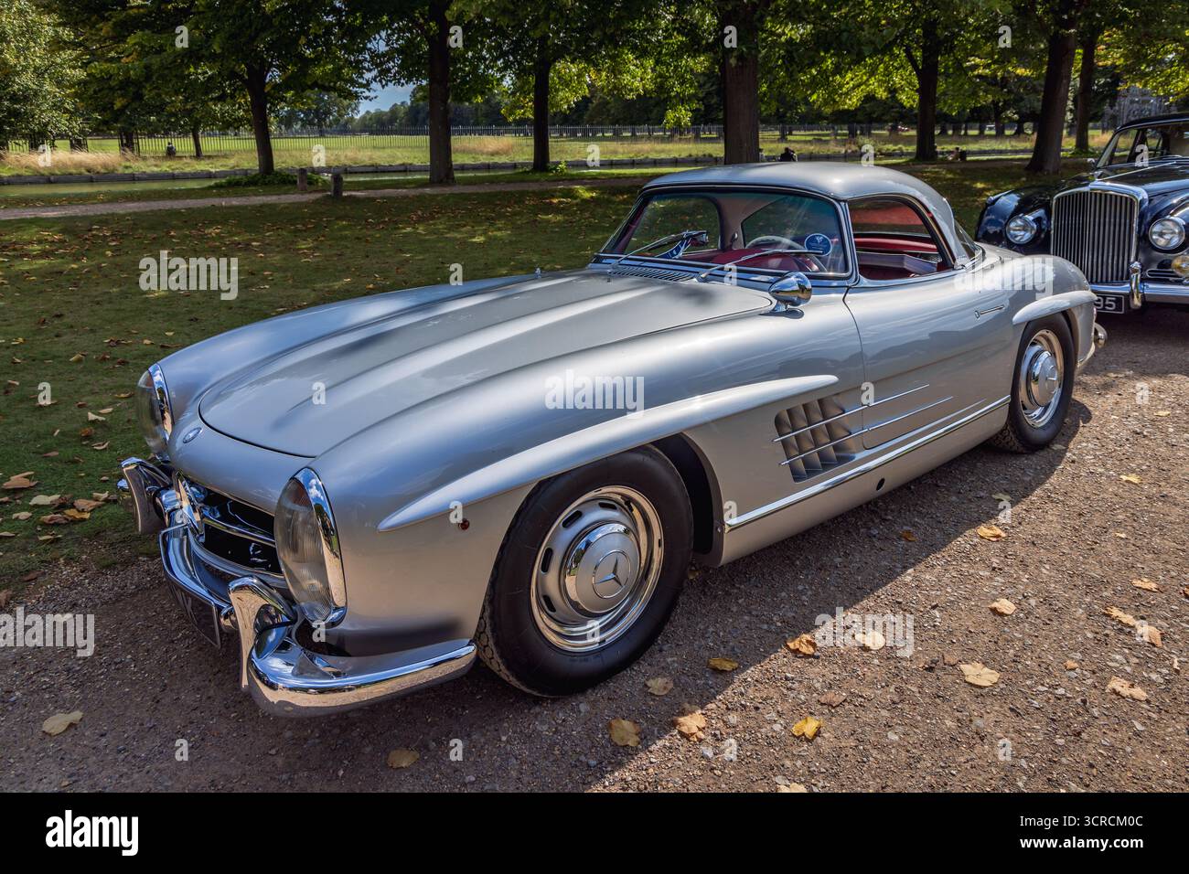 1957 Mercedes-Benz 300 SL Roadster, Concours of Elegance 2025, Hampton Court Palace, London, Großbritannien Stockfoto