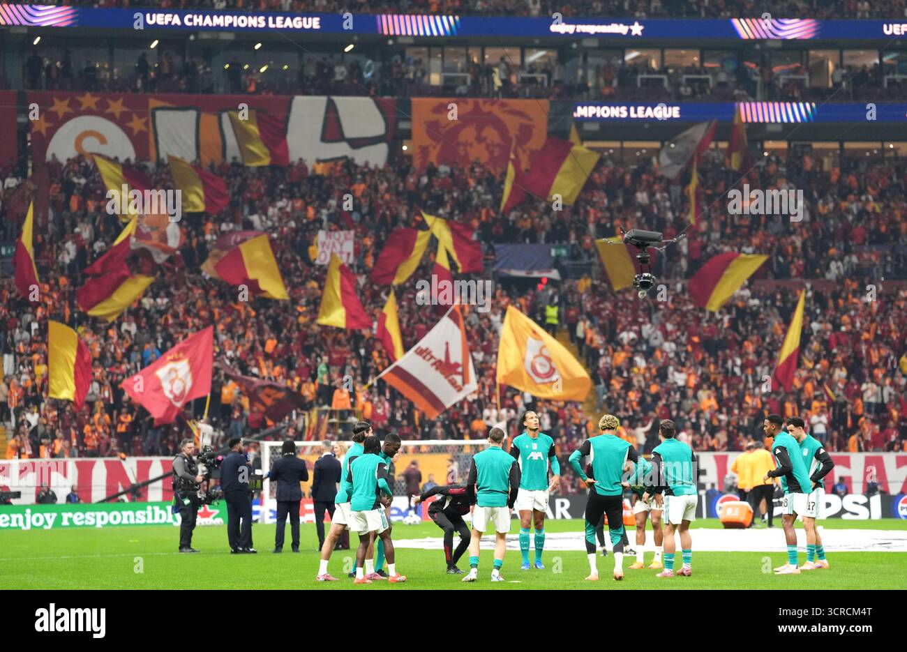 Eine allgemeine Ansicht der Galatasaray-Fans, wie sich die Liverpool-Spieler vor dem Spiel der UEFA Champions League im RAMSPARK in Istanbul, Türkei, aufwärmen. Bilddatum: Dienstag, 30. September 2025. Stockfoto