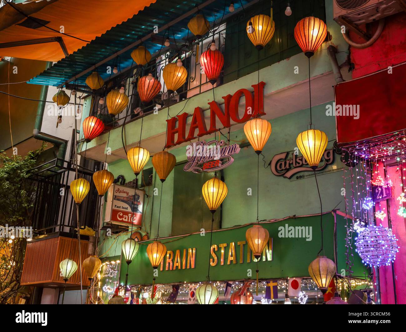 Hanoi, Vietnam - 15. März 2025: Bunte Laternen in der berühmten Bahnstraße. Stockfoto