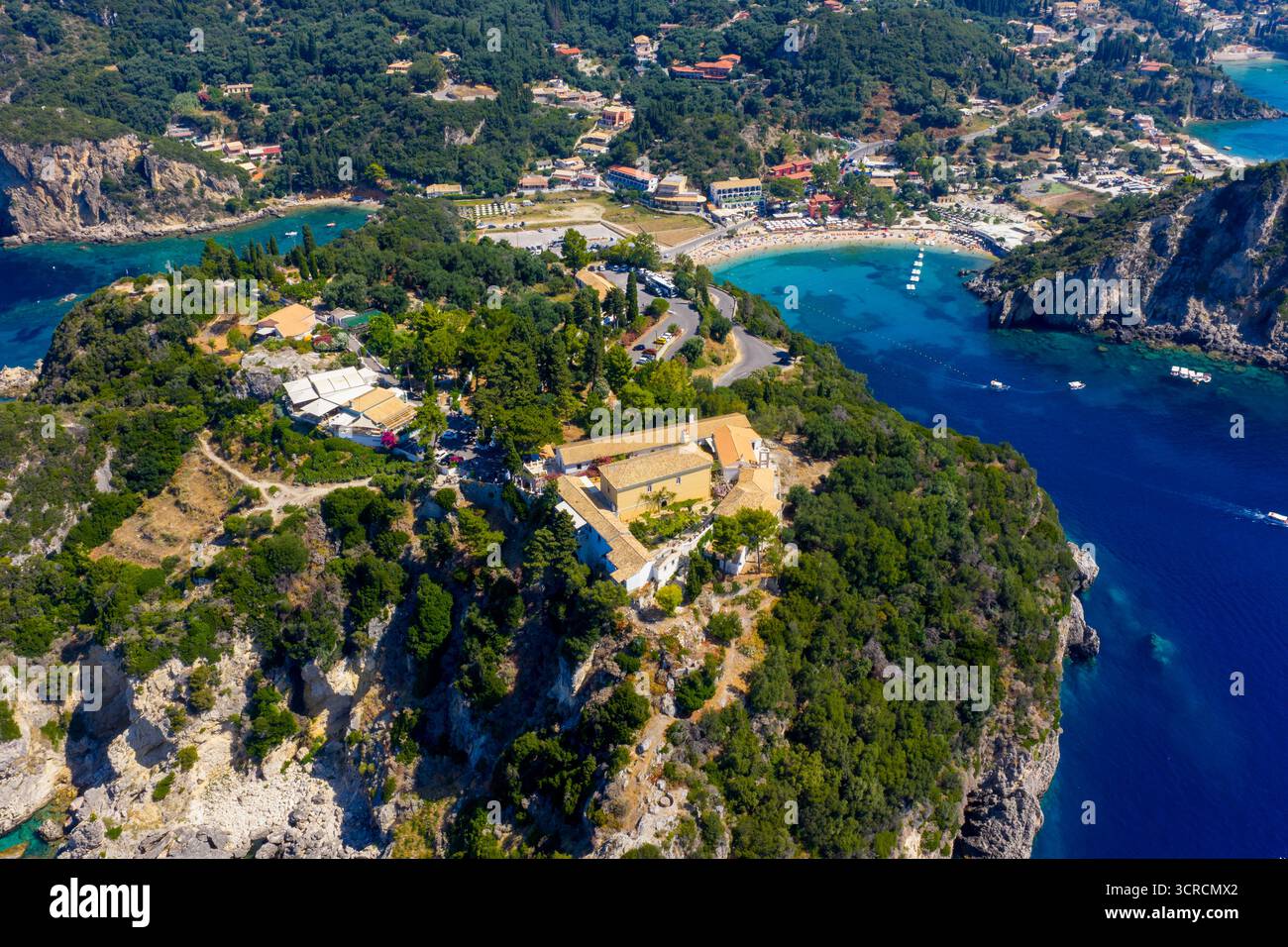 Blick aus der Drohne auf das historische Kloster Paleokastritsa auf Korfu, Griechenland, mit dem berühmten Strand und der Bucht im Hintergrund. Eine perfekte Mischung Stockfoto