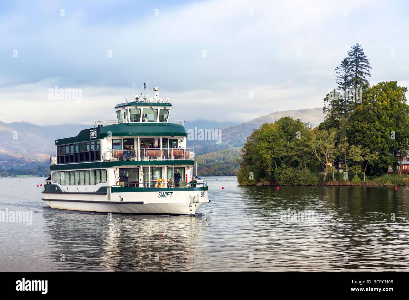 Motorstart, Swift, nähert sich dem Ambleside Waterhead Pier am Lake Windermere, Lake District, England, Großbritannien. SWIFT wird verwendet, um Touristen auf eine Segeltour zu nehmen Stockfoto