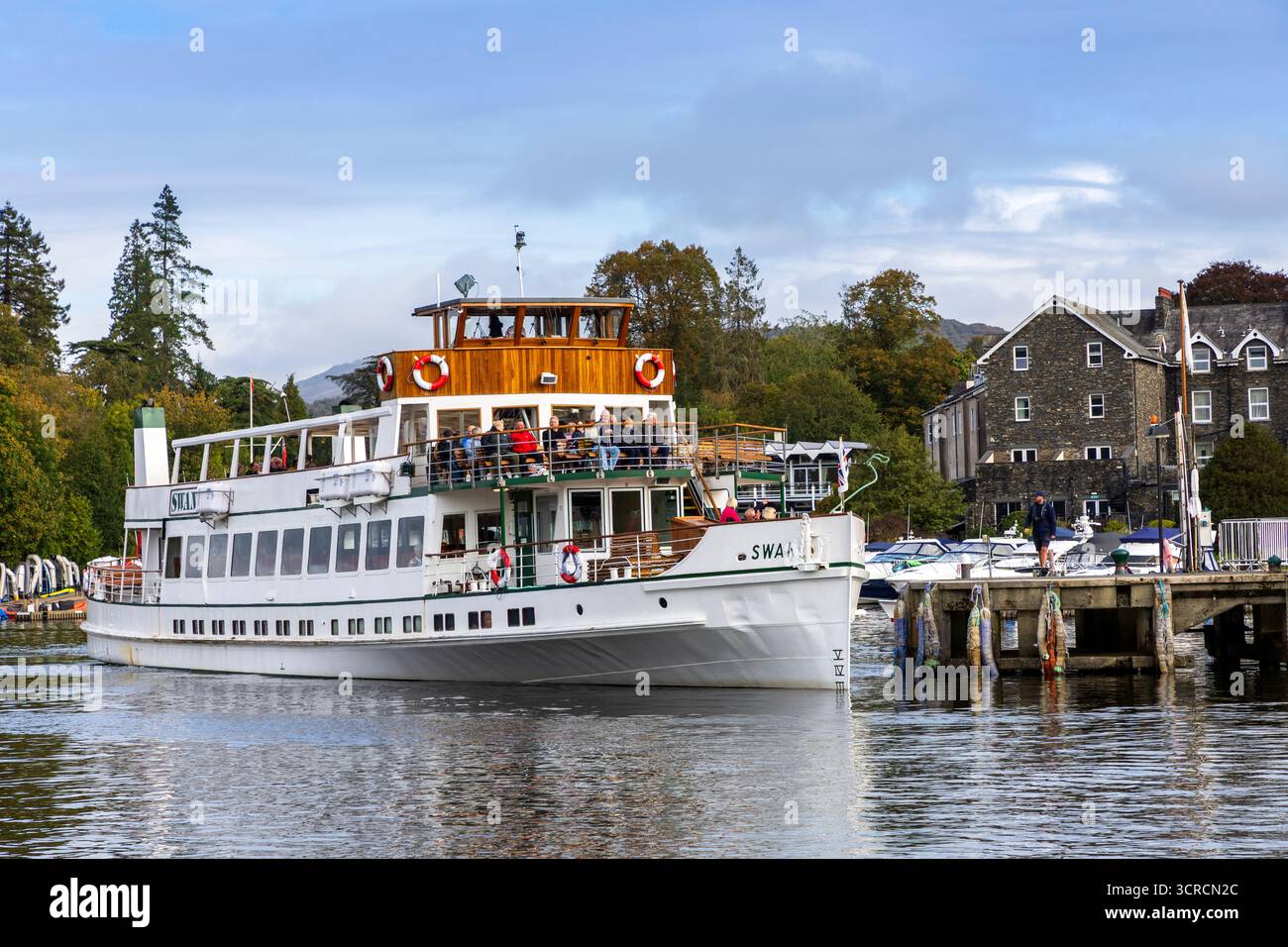 Motorstart, Swan, nähert sich Ambleside Waterhead Pier am Lake Windermere, Lake District, England, Großbritannien. Swan wird benutzt, um Touristen auf eine Segeltour zu nehmen Stockfoto
