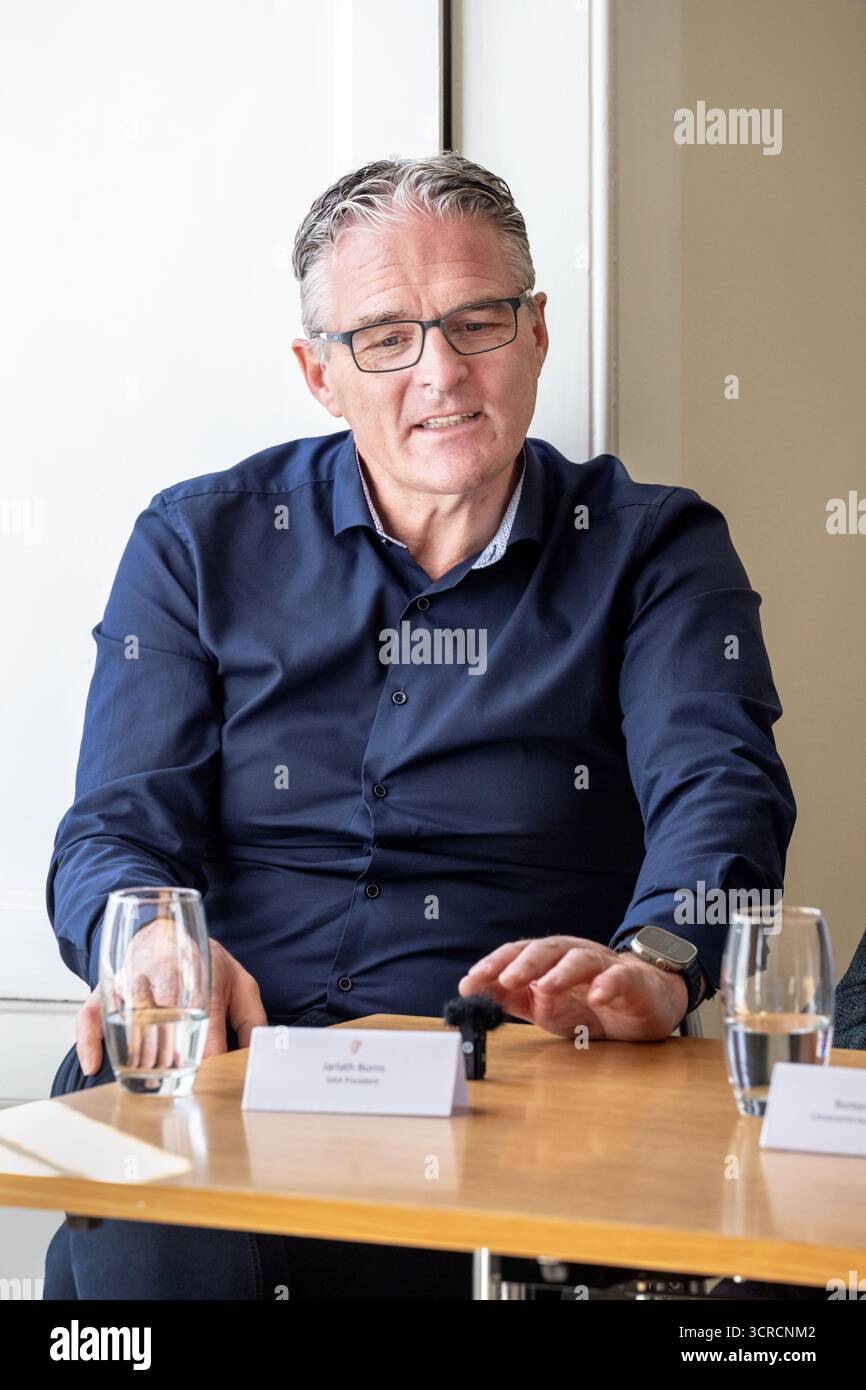 Präsident der Gaelic Athletic Association (GAA) (2025) Jarlath Burns sitzt bei einer Medienvorstellung hinter einem Tisch. Stockfoto