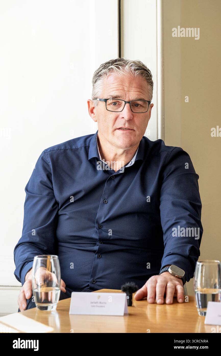 Präsident der Gaelic Athletic Association (GAA) (2025) Jarlath Burns sitzt bei einer Medienvorstellung hinter einem Tisch. Stockfoto