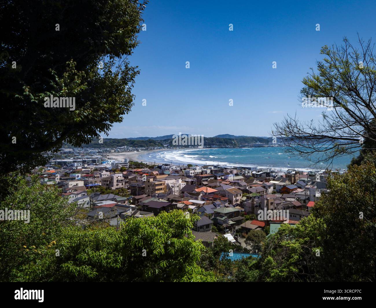 Kamakura, Japan - 15. April 2025: Luftlandschaft mit Stadt Kamakura und Pazifikküste, sonniger Tag, blauer Himmel. Stockfoto