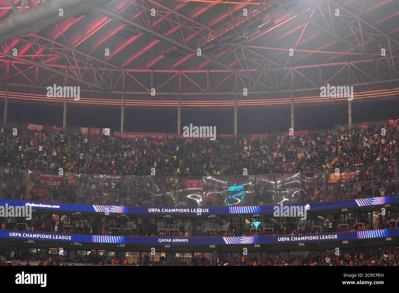 Liverpool-Fans im Auswärtigen stehen vor dem UEFA Champions League, Liga-Spiel im RAMSPARK in Istanbul, Türkei. Bilddatum: Dienstag, 30. September 2025. Stockfoto