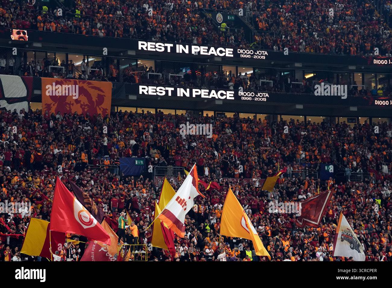 Tribut gebührt dem ehemaligen FC Liverpool und Portugal Spieler Diogo Jota vor dem Spiel der UEFA Champions League im RAMSPARK in Istanbul. Bilddatum: Dienstag, 30. September 2025. Stockfoto