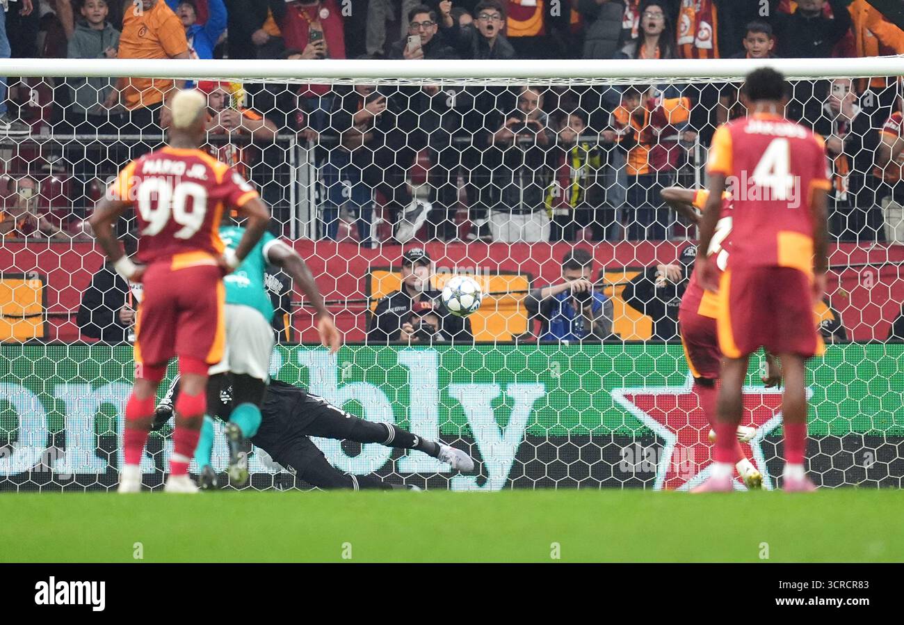 Galatasaray-Sieger Osimhen erzielte das erste Tor des Spiels aus dem Elfmeterschießen während des Stadionspiels der UEFA Champions League im RAMSPARK in Istanbul, Türkei. Bilddatum: Dienstag, 30. September 2025. Stockfoto
