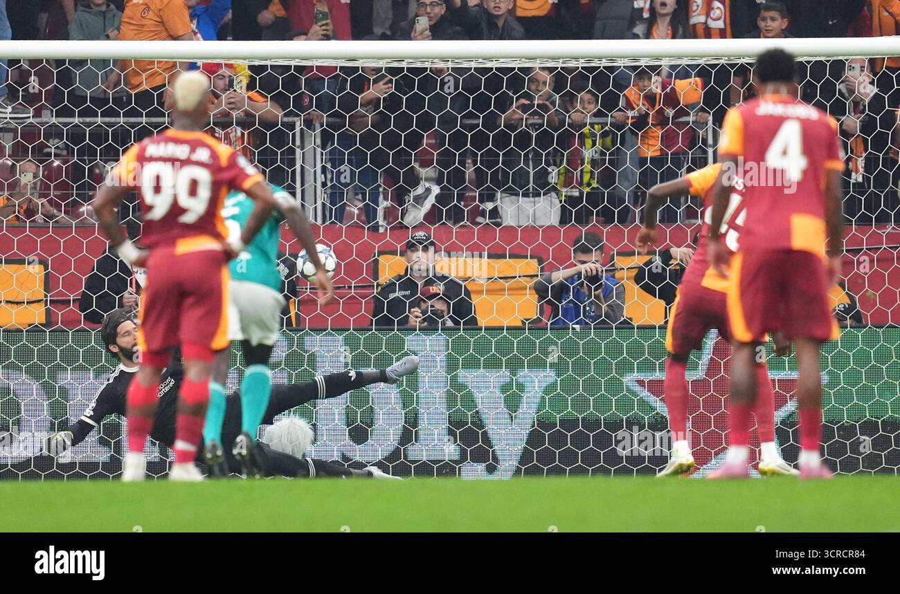 Galatasaray-Sieger Osimhen erzielte das erste Tor des Spiels aus dem Elfmeterschießen während des Stadionspiels der UEFA Champions League im RAMSPARK in Istanbul, Türkei. Bilddatum: Dienstag, 30. September 2025. Stockfoto
