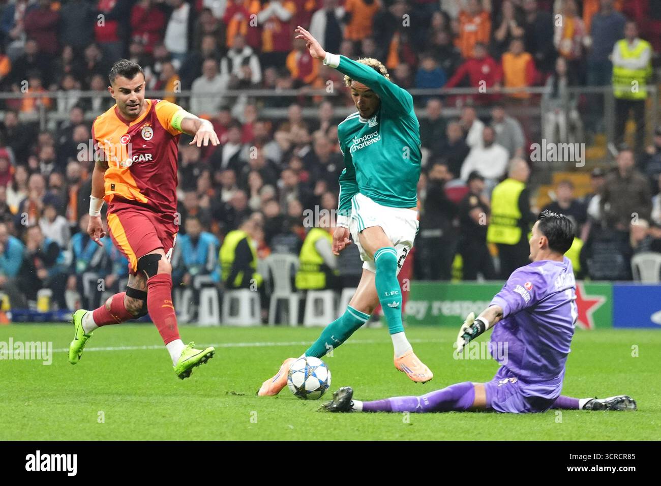 Liverpool-Spieler Hugo Ekitike (Mitte) versucht im RAMS Park in Istanbul, Türkei, einen Torschuss im UEFA Champions League-Stadion. Bilddatum: Dienstag, 30. September 2025. Stockfoto