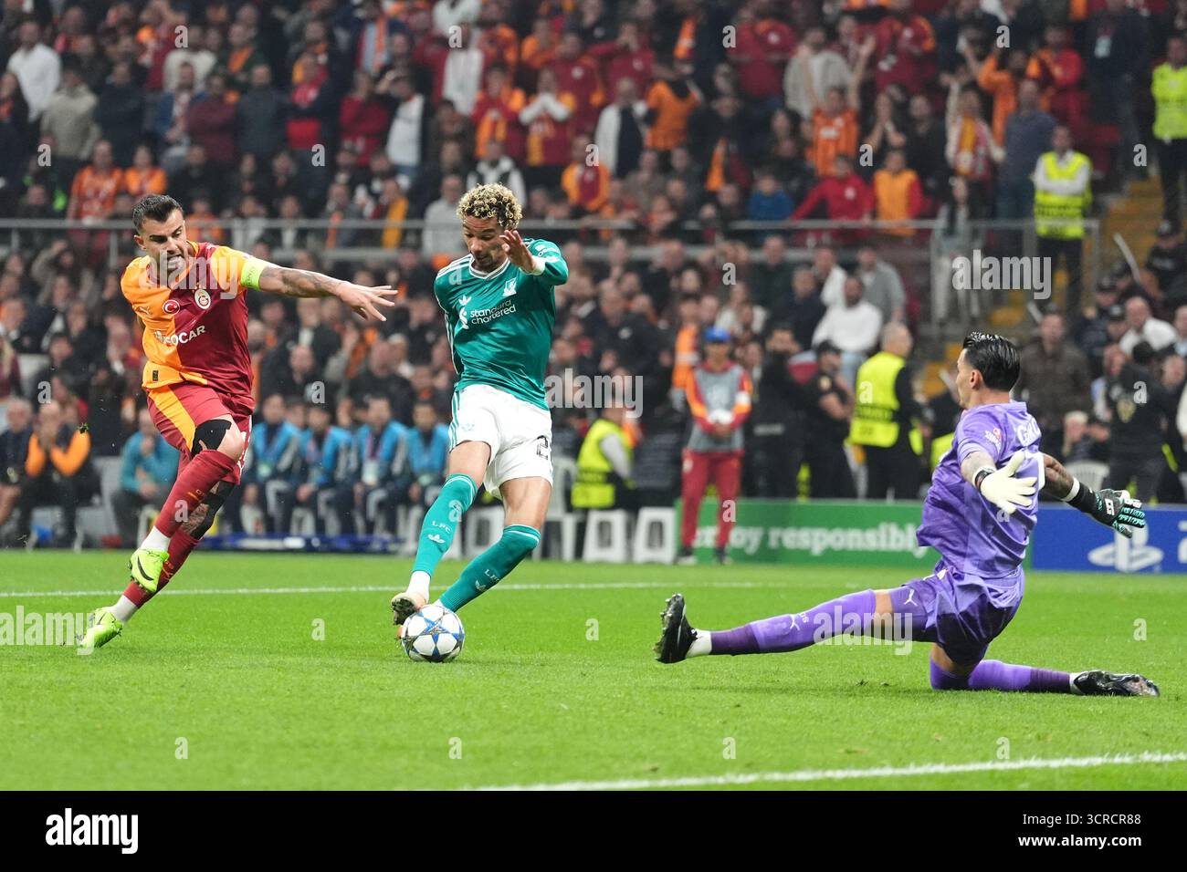 Liverpool-Spieler Hugo Ekitike (Mitte) versucht im RAMS Park in Istanbul, Türkei, einen Torschuss im UEFA Champions League-Stadion. Bilddatum: Dienstag, 30. September 2025. Stockfoto