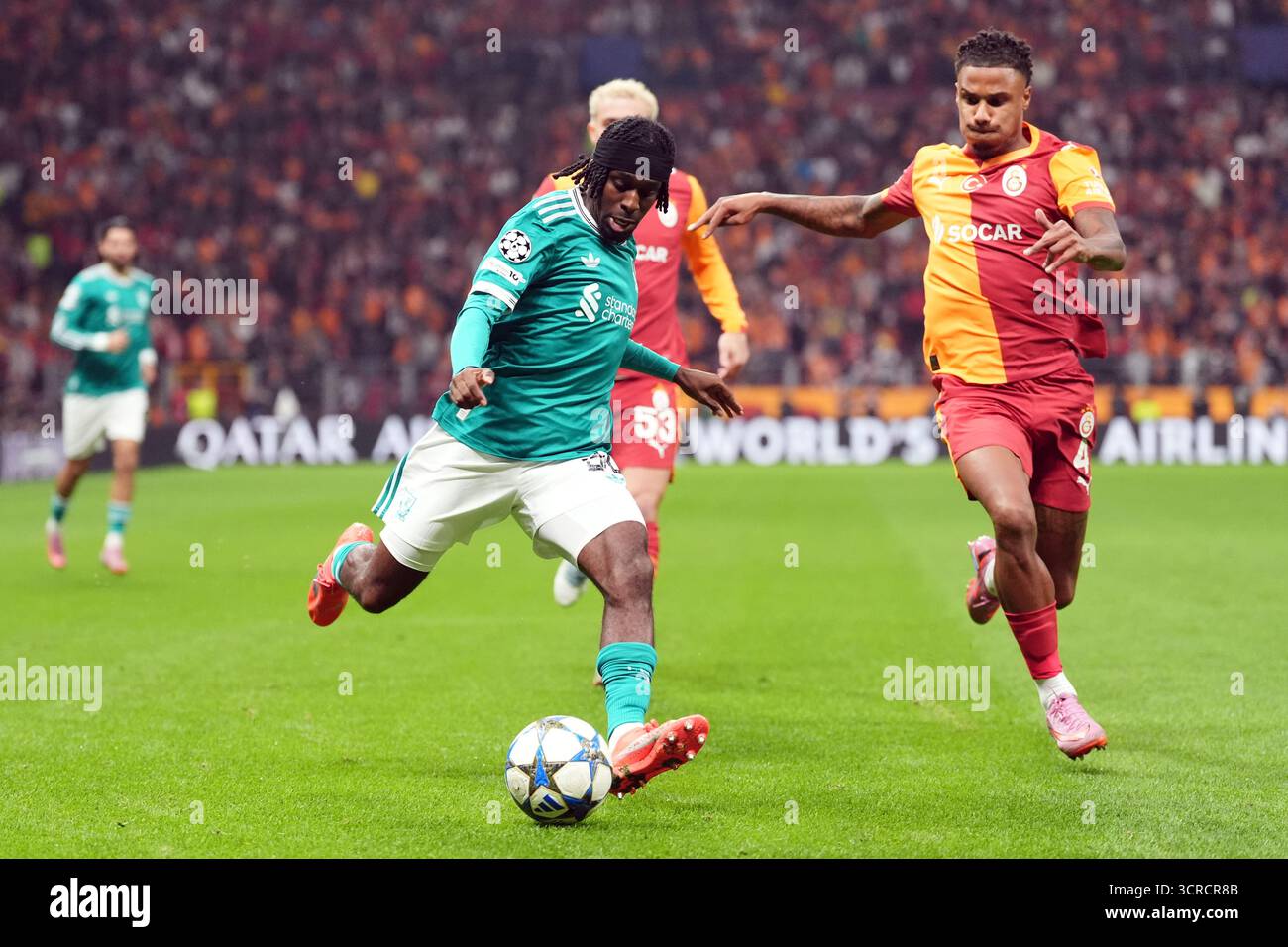 Jeremie Frimpong (links) und Ismail Jakobs von Galatasaray kämpfen um den Ball während der UEFA Champions League, einem Ligaspiels im RAMS Park in Istanbul, Türkei. Bilddatum: Dienstag, 30. September 2025. Stockfoto