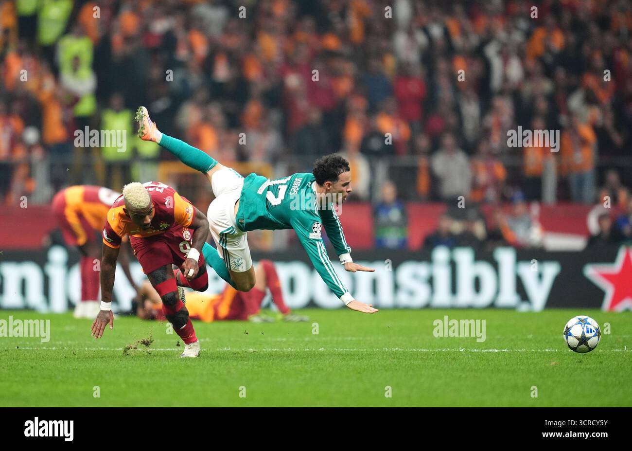 Galatasarays Mario Lemina (links) stellt sich gegen Curtis Jones aus Liverpool während des Stadionspiels der UEFA Champions League im RAMS Park in Istanbul, Türkei. Bilddatum: Dienstag, 30. September 2025. Stockfoto