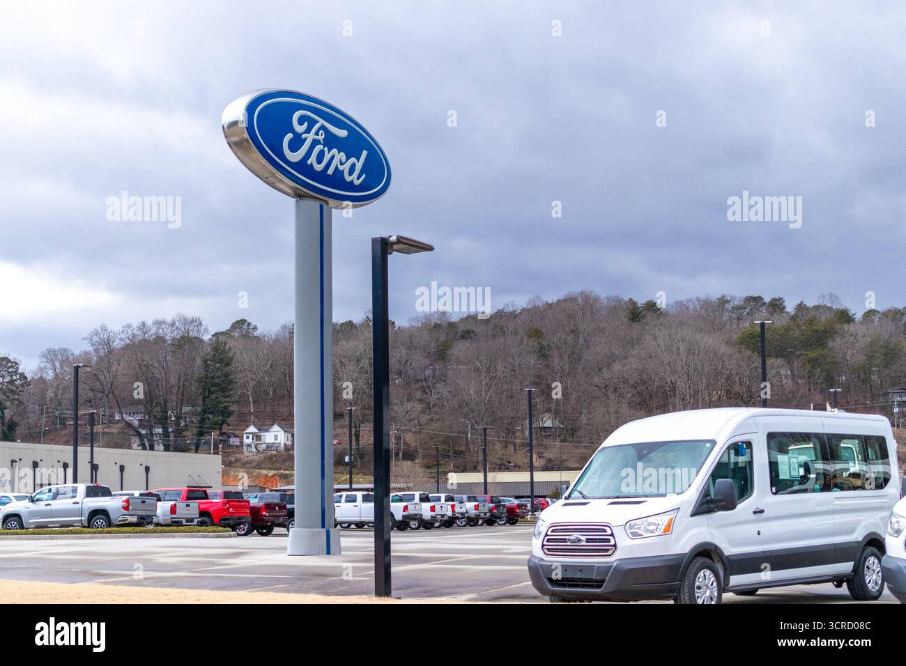 Buford, USA - 16. Januar 2021: Ansicht des Ford-Logos in einem Autohaus in Buford, Atlanta Stockfoto Buford, USA - 16. Januar 2021: Ansicht des Ford-Logos in einem Autohaus in Buford, Atlanta Stockfoto
