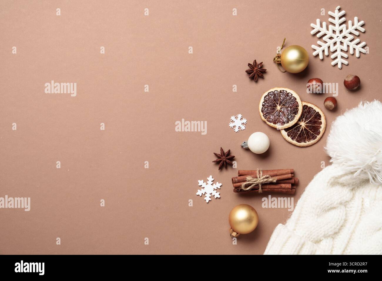 Winter flach gelegt Hintergrund. Strickmütze, weihnachtsgeschenk und Ornamente Flachbild Mokahause mit Kopierraum. Stockfoto