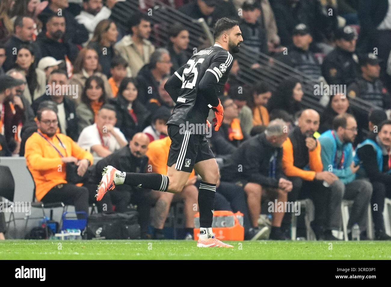 Liverpool-Torhüter Giorgi Mamardashvili ersetzt den verletzten Torhüter Alisson Becker während des Stadionspiels der UEFA Champions League im RAMSPARK in Istanbul. Bilddatum: Dienstag, 30. September 2025. Stockfoto