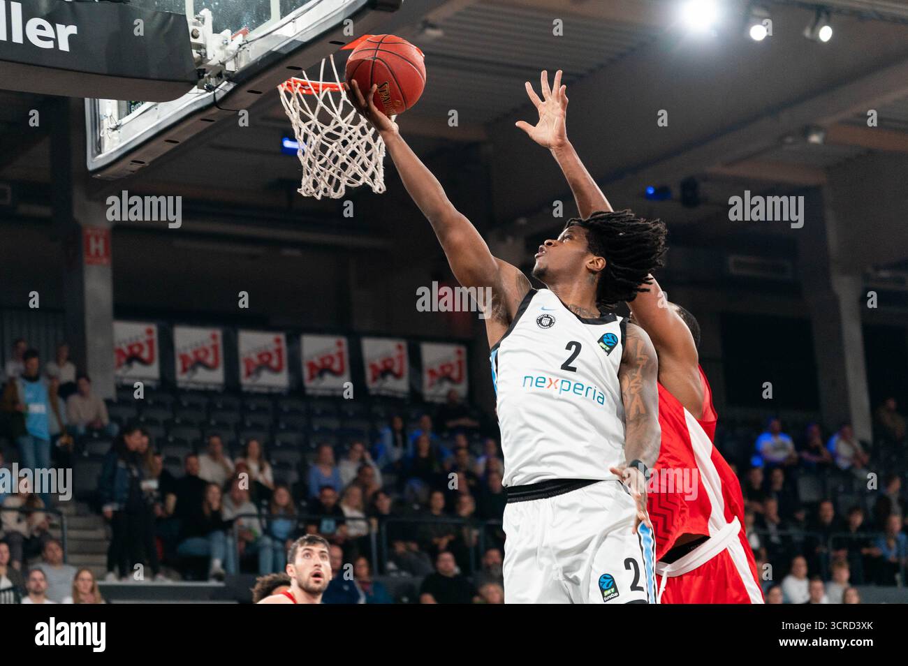 Hamburg, Deutschland. 30. September 2025. Leonard Thorpe Jr. (Veolia Towers Hamburg, #02) beim Korbleger, GER, Veolia Towers Hamburg vs Hapoel Bank Yahav Jerusalem, Basketball, EuroCup, Spieltag 1, Saison 2025/2026, 30.09.2025 Foto: Eibner-Pressefoto/Max Vincen Credit: dpa/Alamy Live News Stockfoto