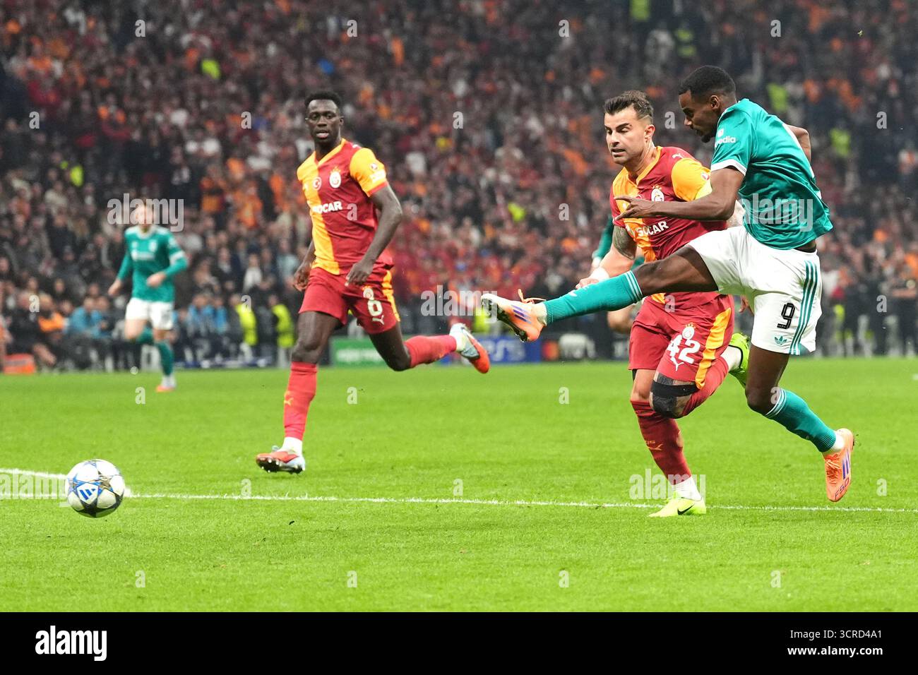 Liverpool-Spieler Alexander Isak (rechts) versucht im RAMS Park in Istanbul, Türkei, einen Torschuss im UEFA Champions League-Stadion. Bilddatum: Dienstag, 30. September 2025. Stockfoto
