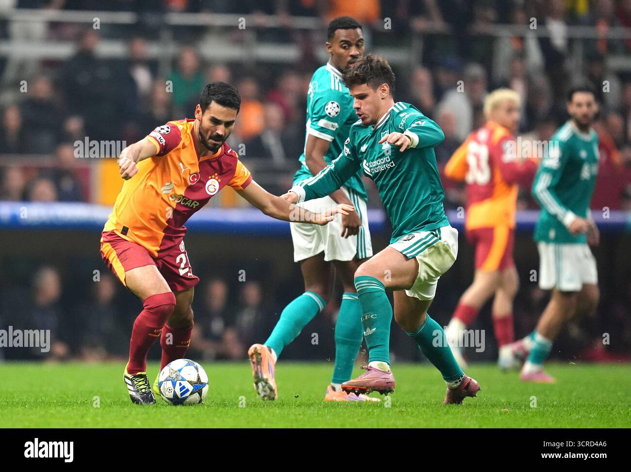 Galatasarays Ilkay Gundogan (links) und Milos Kerkez aus Liverpool kämpfen um den Ball während der UEFA Champions League, einem Liga-Spiel im RAMSPARK in Istanbul, Türkei. Bilddatum: Dienstag, 30. September 2025. Stockfoto