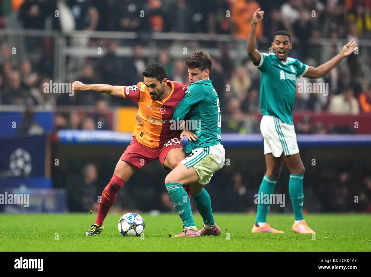 Galatasarays Ilkay Gundogan (links) und Milos Kerkez aus Liverpool kämpfen um den Ball während der UEFA Champions League, einem Liga-Spiel im RAMSPARK in Istanbul, Türkei. Bilddatum: Dienstag, 30. September 2025. Stockfoto