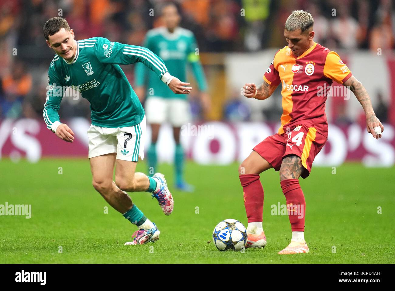 Liverpool Florian Wirtz (links) und Galatasaray Lucas Torreira kämpfen um den Ball während der UEFA Champions League, Liga Spiel im RAMSPARK in Istanbul, Türkei. Bilddatum: Dienstag, 30. September 2025. Stockfoto