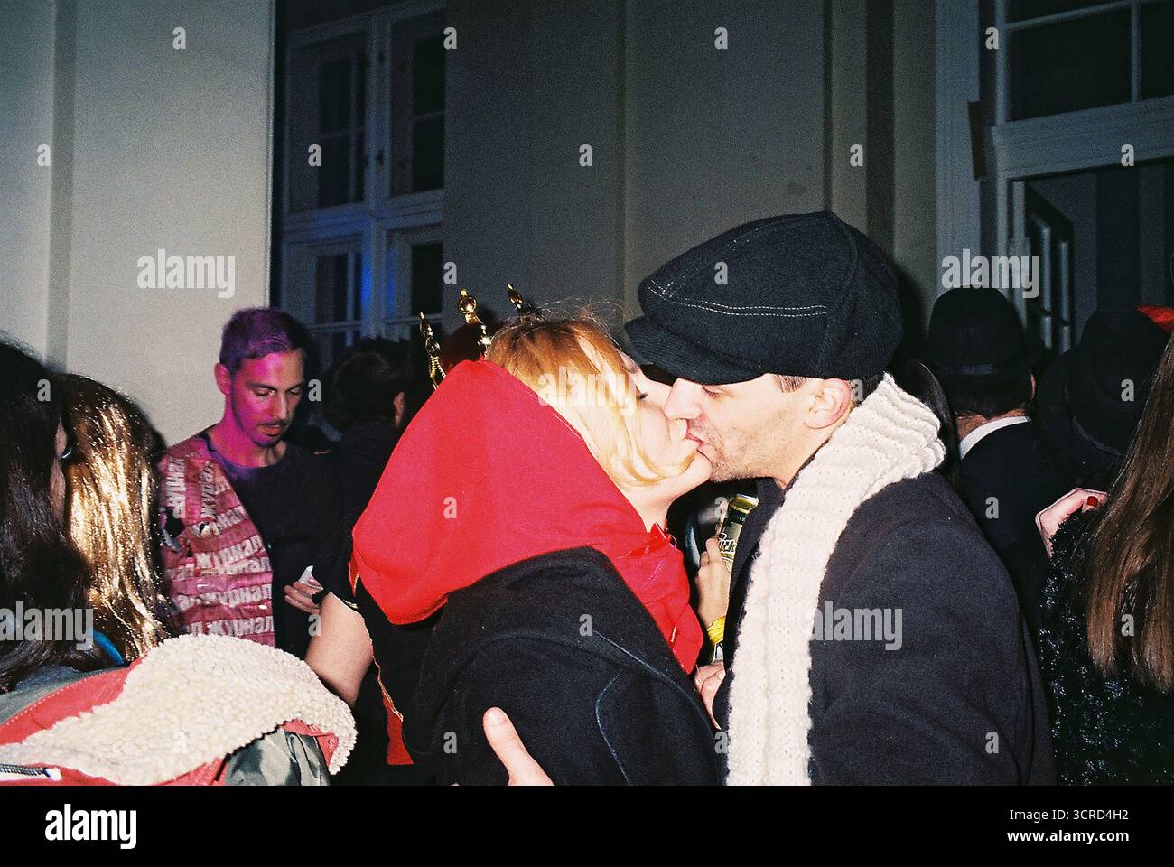 35mm Farbfilmfoto einer Studentenkostümparty an einer Universität in Belgrad. Blitzlicht, chaotisch, unterhaltsam, raue Energie – analoge Nightlife-Momentaufnahme. Stockfoto