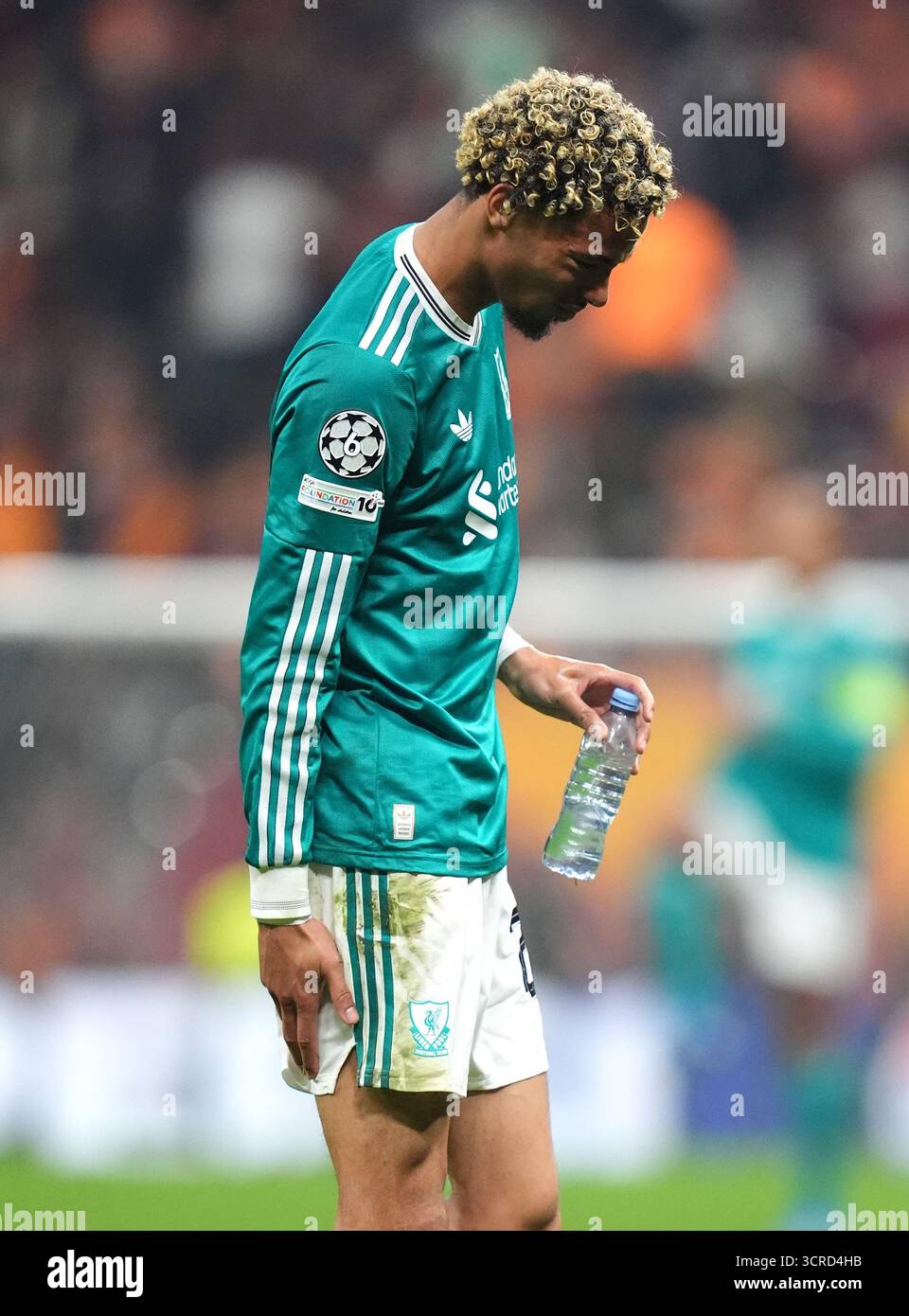 Liverpool Hugo Ekitike tritt nach einer möglichen Verletzung während des Stadionspiels der UEFA Champions League im RAMS Park in Istanbul, Türkei, mit Schmerzen auf. Bilddatum: Dienstag, 30. September 2025. Stockfoto