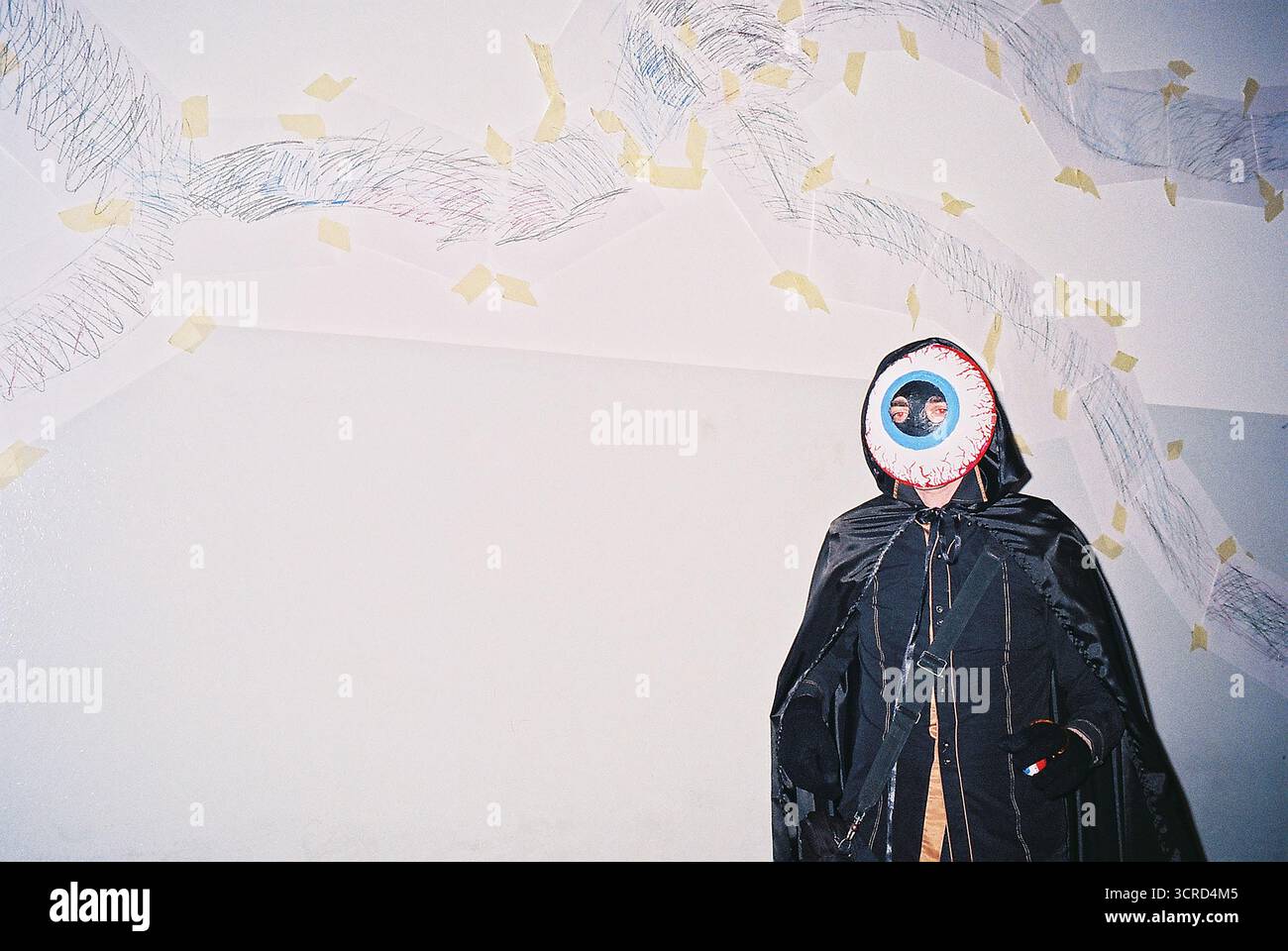 35mm Farbfilmfoto einer Studentenkostümparty an einer Universität in Belgrad. Blitzlicht, chaotisch, unterhaltsam, raue Energie – analoge Nightlife-Momentaufnahme. Stockfoto