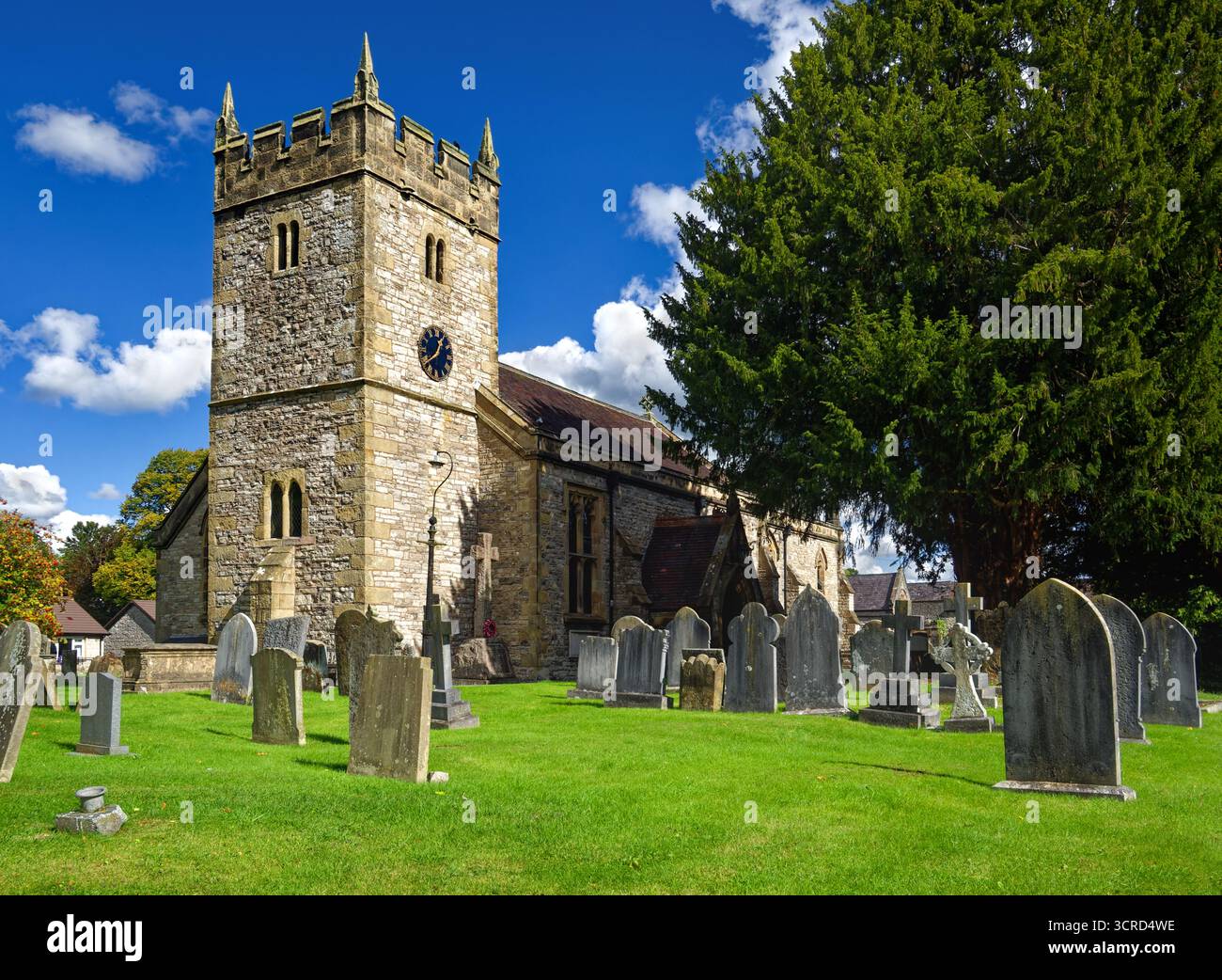 Großbritannien, Derbyshire, Peak District, Ashford-in-the-Water, Holy Trinity Church. Stockfoto