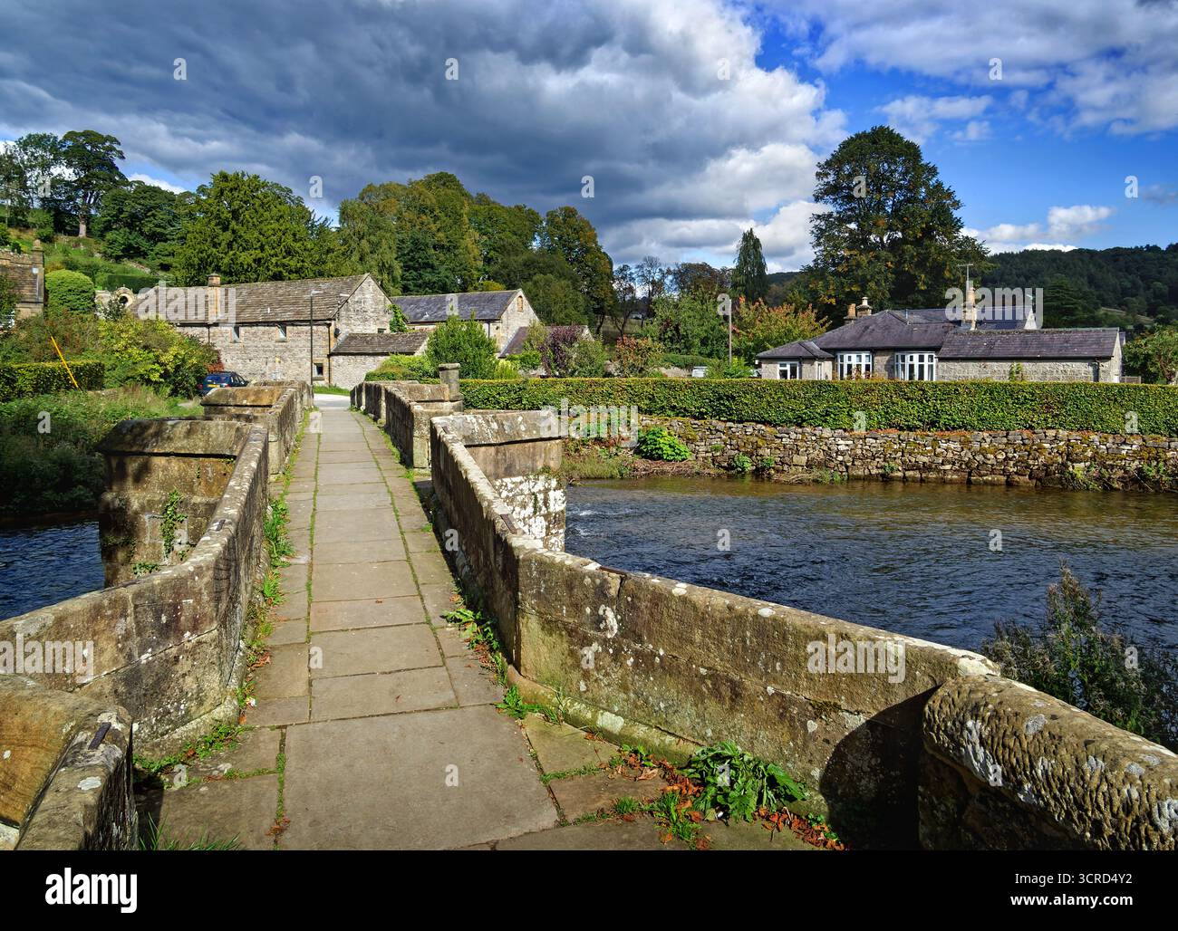 Großbritannien, Derbyshire, Peak District, Bakewell, Holme Bridge und River Wye. Stockfoto