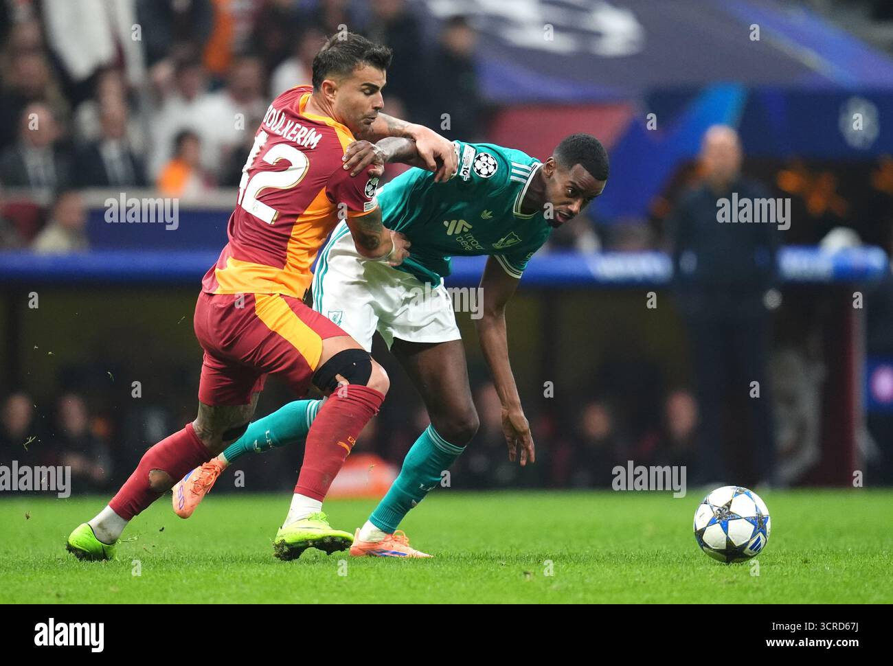 Liverpool-Spieler Alexander Isak (rechts) und Galatasaray's Abdulkerim Bardakci kämpfen um den Ball während der UEFA Champions League, Liga-Spiel im RAMSPARK in Istanbul, Türkei. Bilddatum: Dienstag, 30. September 2025. Stockfoto