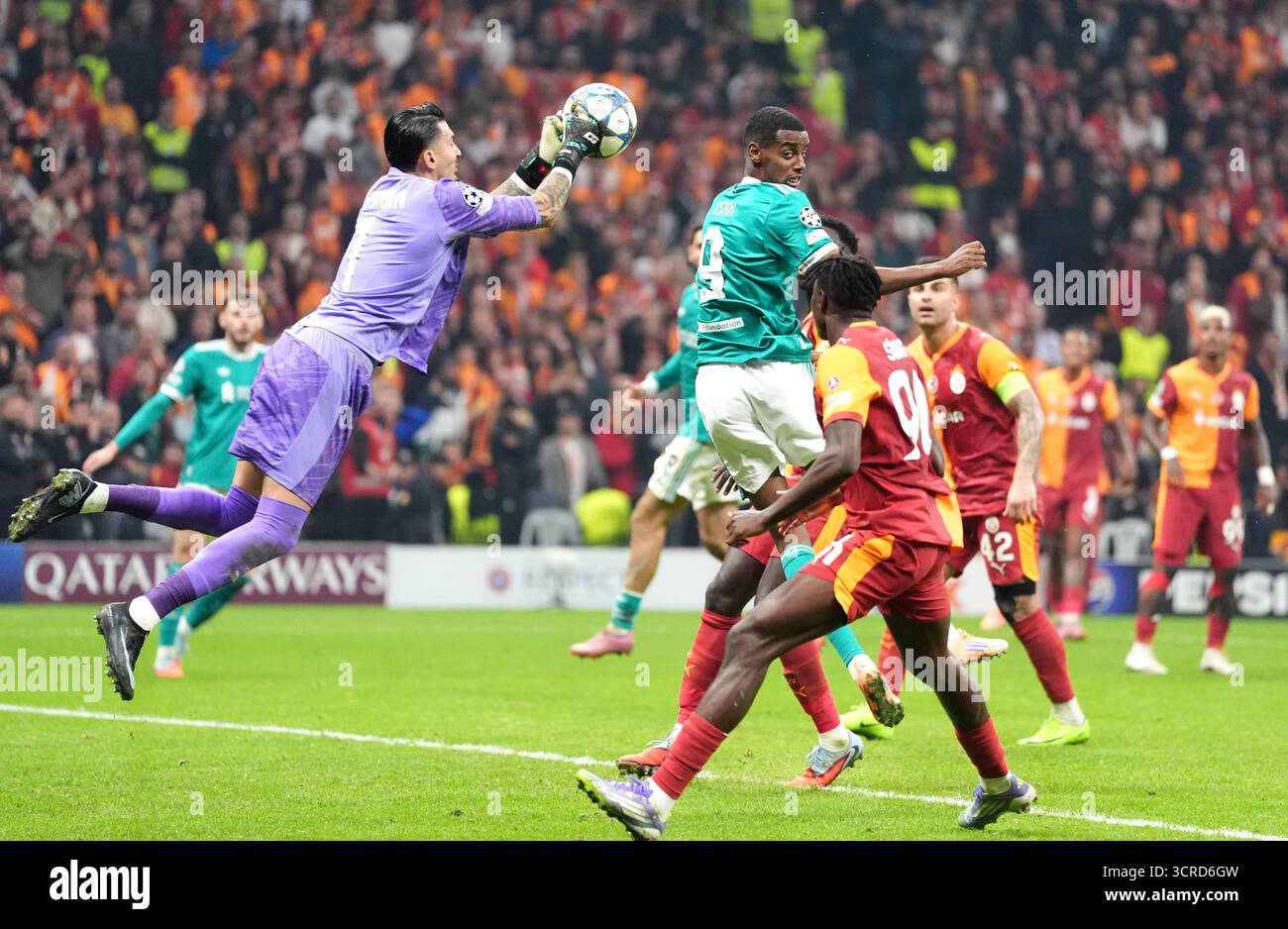 Galatasaray-Torhüter Ugurcan Cakir (links) schlägt den Ball vor Liverpool Alexander Isak während des Stadionspiels der UEFA Champions League im RAMS Park in Istanbul, Türkei. Bilddatum: Dienstag, 30. September 2025. Stockfoto