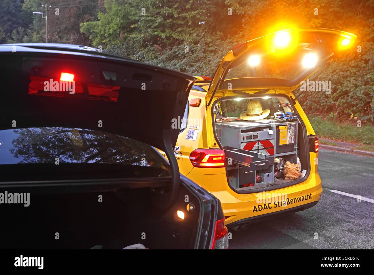 Pannenhilfe für Autofahrer die Pannenhilfe des ADAC ist wegen eines defekten Autos mit Warnlichtern im Einsatz *** Pannenhilfe für Fahrer der ADAC Pannenhilfe ist wegen eines defekten Fahrzeugs mit Warnleuchten im Einsatz Stockfoto