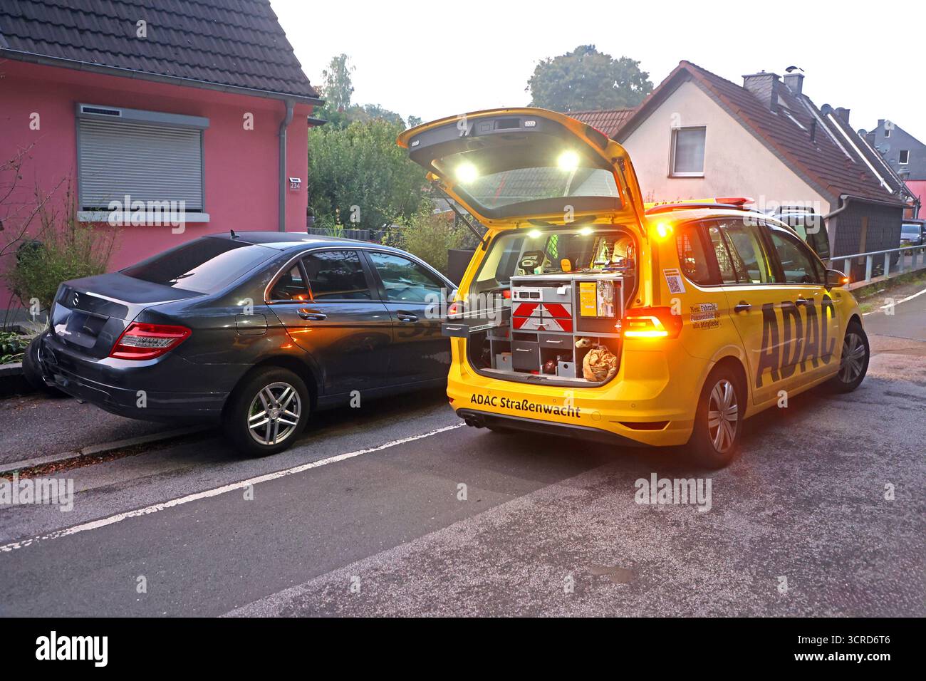 Pannenhilfe für Autofahrer die Pannenhilfe des ADAC ist wegen eines defekten Autos mit Warnlichtern im Einsatz *** Pannenhilfe für Fahrer der ADAC Pannenhilfe ist wegen eines defekten Fahrzeugs mit Warnleuchten im Einsatz Stockfoto