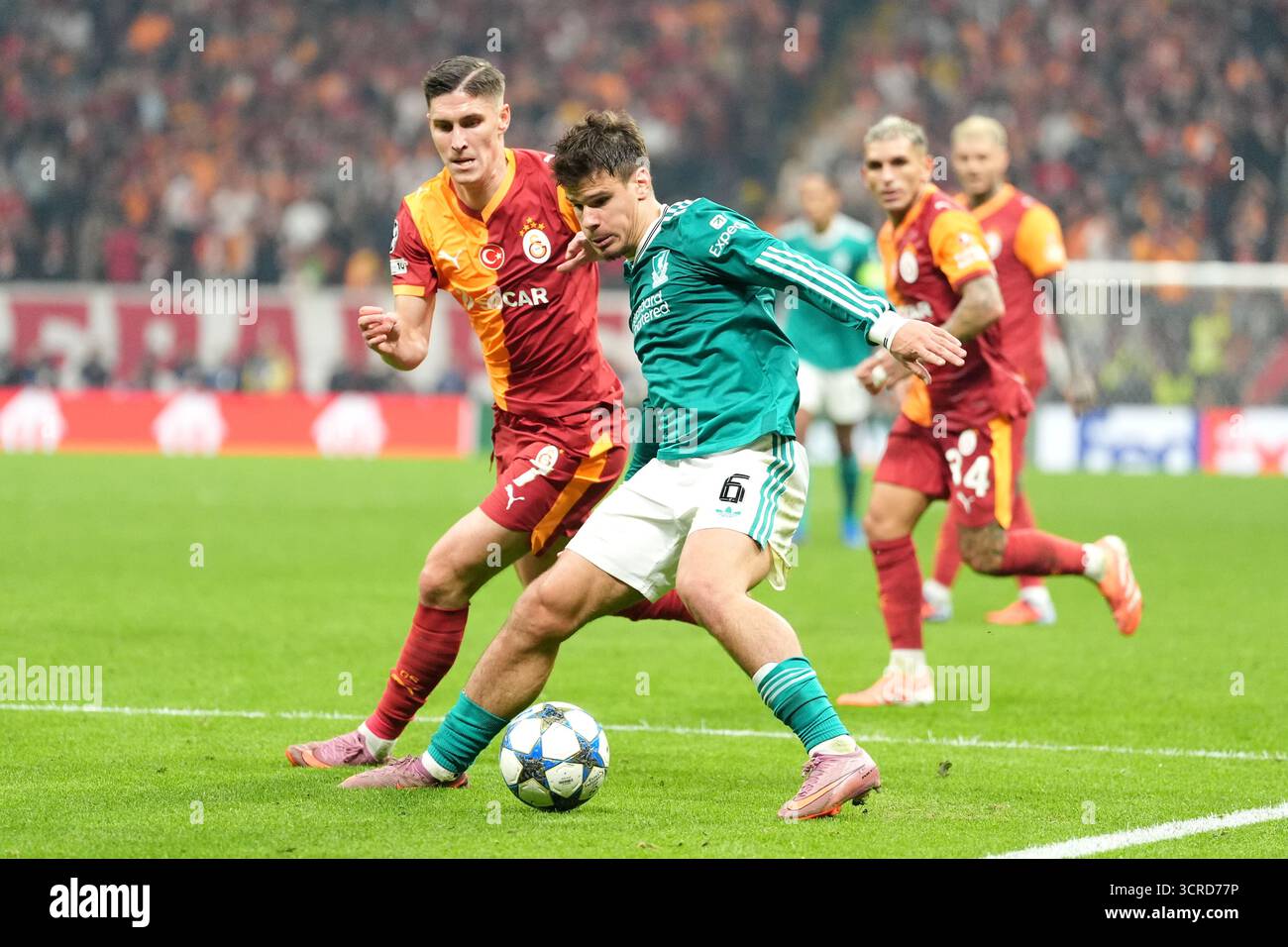 Liverpool Milos Kerkez (Mitte) und Galatasaray Roland Sallai (links) kämpfen um den Ball während der UEFA Champions League, Liga-Spiel im RAMSPARK in Istanbul, Türkei. Bilddatum: Dienstag, 30. September 2025. Stockfoto