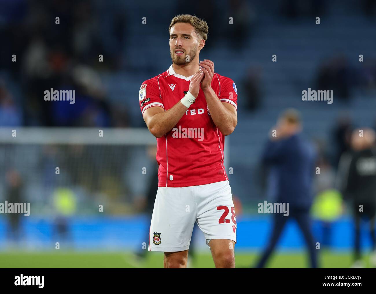 Leicester, Großbritannien. 30. September 2025. Sam Smith aus Wrexham applaudiert den Fans nach dem Spiel der Leicester City gegen Wrexham Sky Bet Championship im King Power Stadium in Leicester. Der Bildnachweis sollte lauten: Cody Froggatt/Sportimage Credit: Sportimage Ltd/Alamy Live News Stockfoto