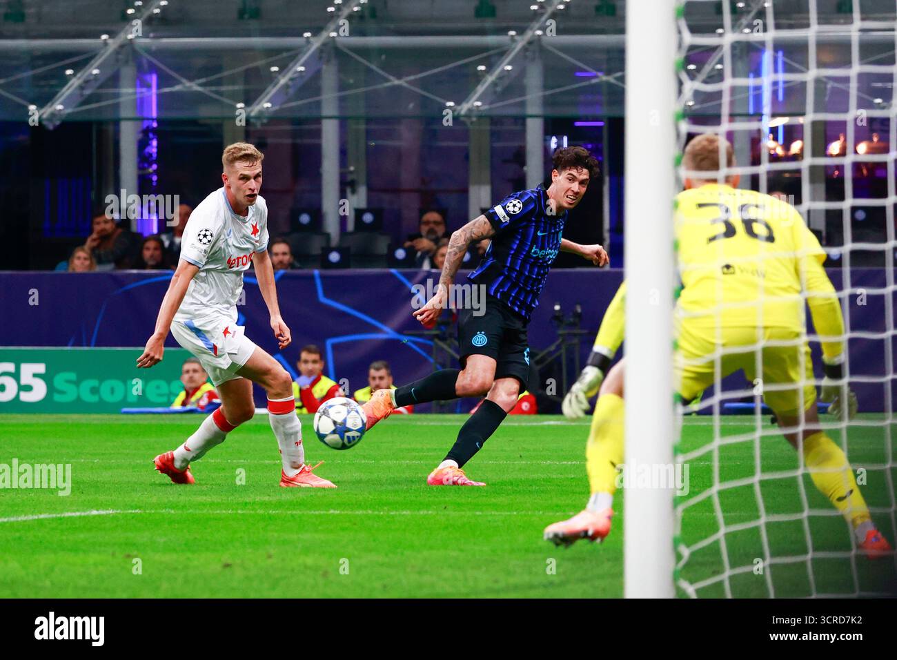 Mailand, Italien, September 30 2025. Alessandro Bastoni im Spiel der UEFA Champions League 2025/26 zwischen dem FC Internazionale gegen SK Slavia Praha im Giuseppe Meazza-Stadion in Mailand (Italien) Guthaben: Mairo Cinquetti/Alamy Live News Stockfoto