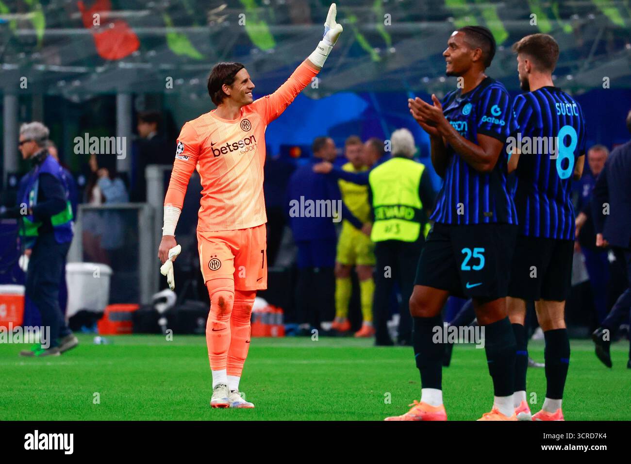 Mailand, Italien, September 30 2025. Yann Sommer feiert den Sieg während des Spiels der UEFA Champions League 2025/26 zwischen dem FC Internazionale gegen SK Slavia Praha im Giuseppe Meazza-Stadion in Mailand (Italien) Credit: Mairo Cinquetti/Alamy Live News Stockfoto