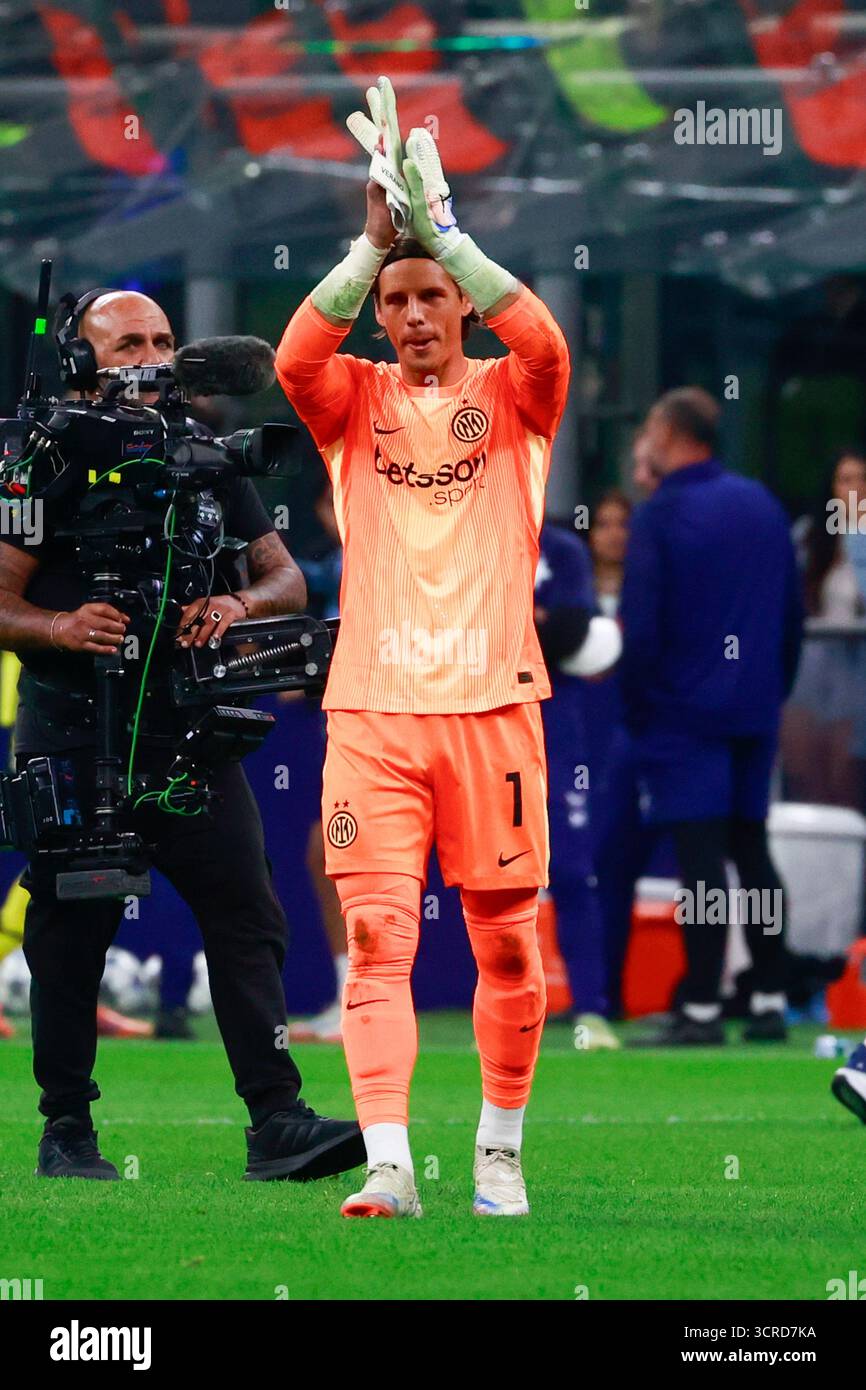 Mailand, Italien, September 30 2025. Yann Sommer feiert den Sieg während des Spiels der UEFA Champions League 2025/26 zwischen dem FC Internazionale gegen SK Slavia Praha im Giuseppe Meazza-Stadion in Mailand (Italien) Credit: Mairo Cinquetti/Alamy Live News Stockfoto