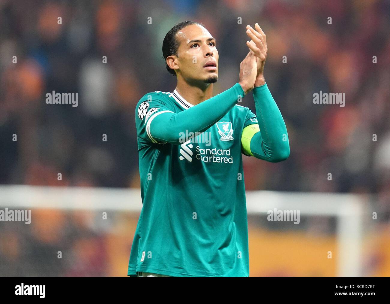 Der Liverpooler Virgil van Dijk lobt den Fans nach der Niederlage in der UEFA Champions League im RAMS Park in Istanbul, Türkei. Bilddatum: Dienstag, 30. September 2025. Stockfoto